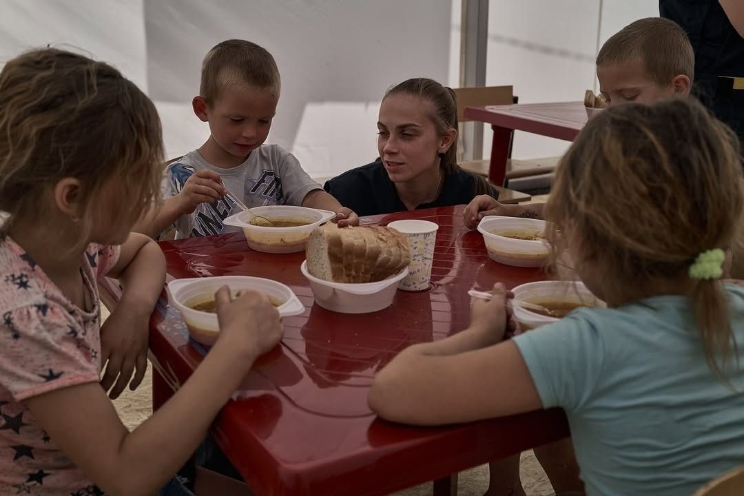 Зображення посту: «Немає куди їхати»: фоторепортаж Ліберових про евакуацію та життя переселенців у транзитних хабах
