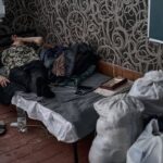 Зображення посту: «Немає куди їхати»: фоторепортаж Ліберових про евакуацію та життя переселенців у транзитних хабах