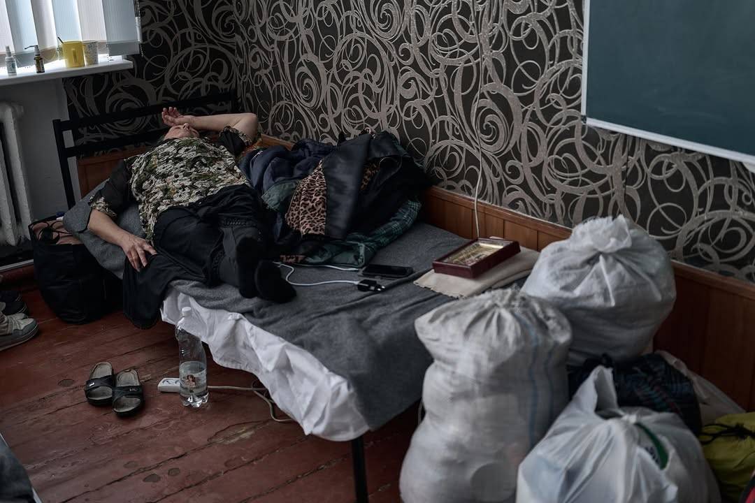 Зображення посту: «Немає куди їхати»: фоторепортаж Ліберових про евакуацію та життя переселенців у транзитних хабах