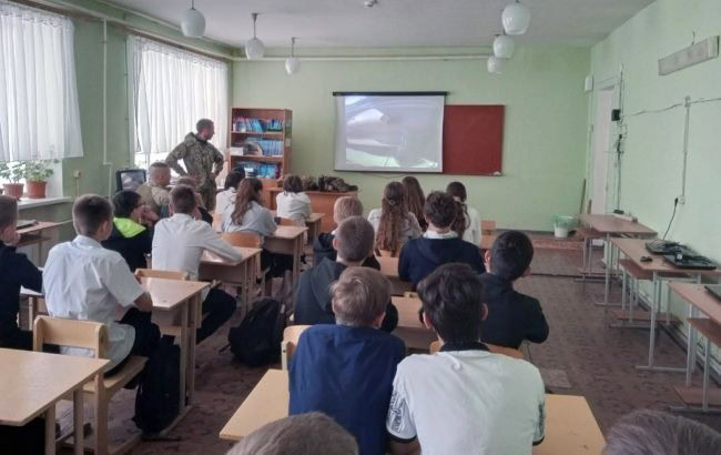 Стаття: Школярам на окупованих територіях заборонять використання всіх месенджерів, крім російського «МАХ»