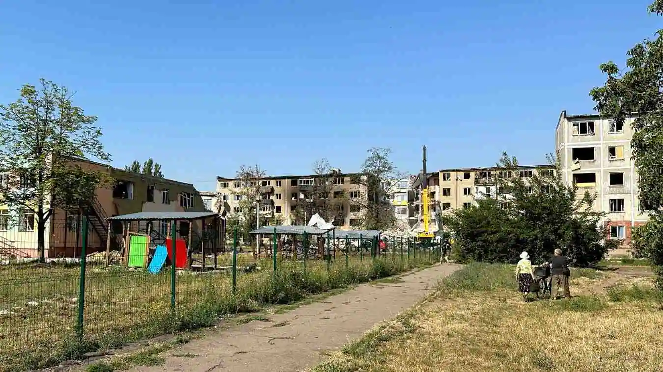 Стаття: Атаки російських дронів заблокували евакуацію та постачання гуманітарної допомоги в Мирнограді