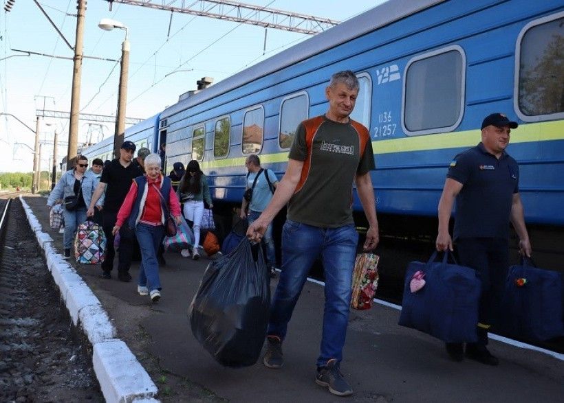Стаття: Новий порядок виплати пенсій на Донеччині: людей возитимуть у віддаленіші від фронту міста