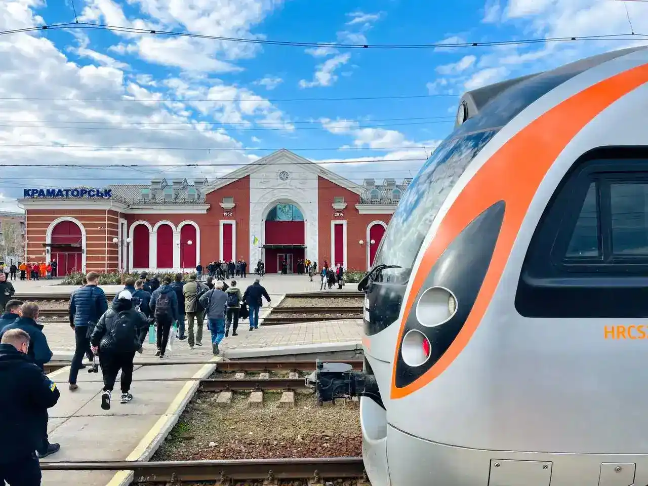 Стаття: Потяг із Херсона до Краматорська затримався на 3 години через атаку РФ на Полтавщині