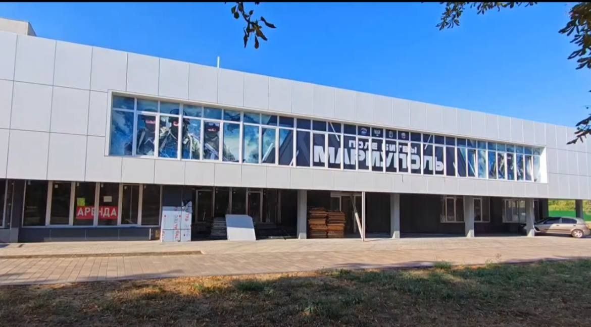 Стаття: Окупанти створили у Маріуполі музей «СВО» на місці пошкодженого обстрілами IT-хабу