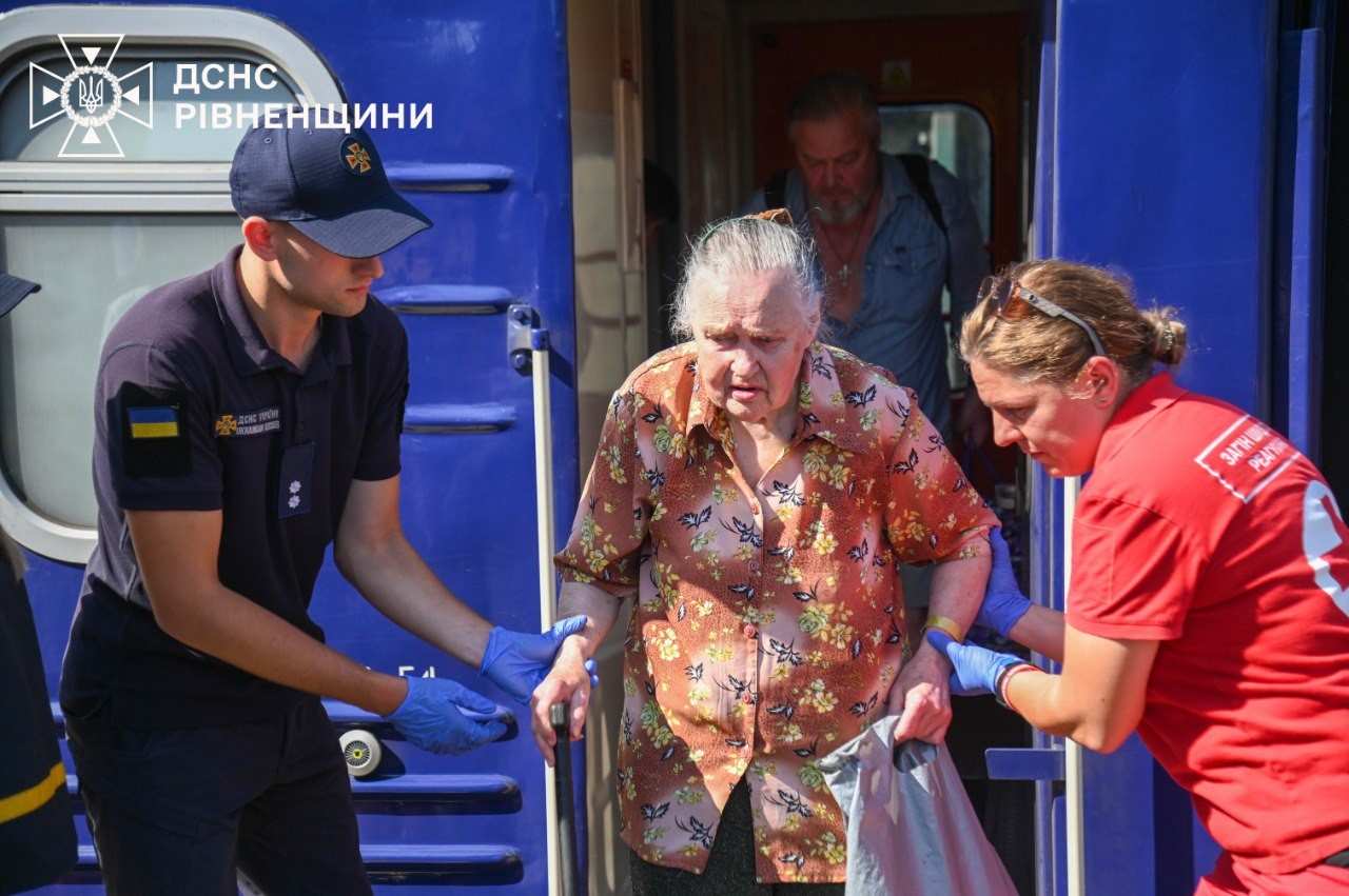 Стаття: Десятий евакуаційний потяг із Донеччини доставив переселенців на Рівненщину