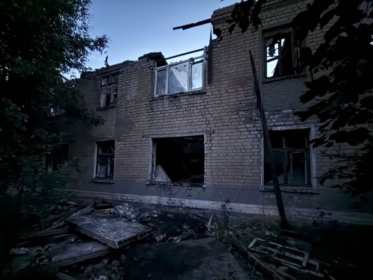 Стаття: Росіяни влучили ударним дроном по житловому будинку в Новодонецькому – є загиблі