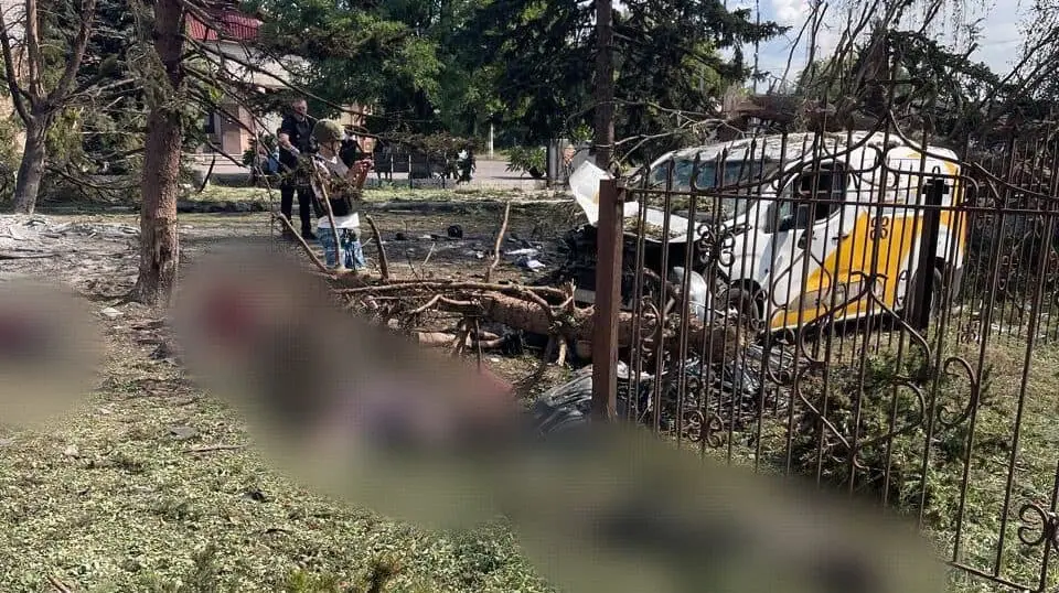Стаття: Росіяни вбили авіабомбою понад 20 людей в селищі Ярова на Донеччині, які стояли в черзі за пенсією
