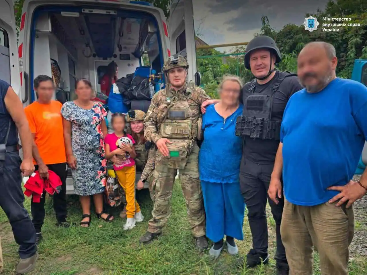Стаття: «Білі янголи» вивезли дитину та ще сімох людей з Ярової після авіаудару РФ