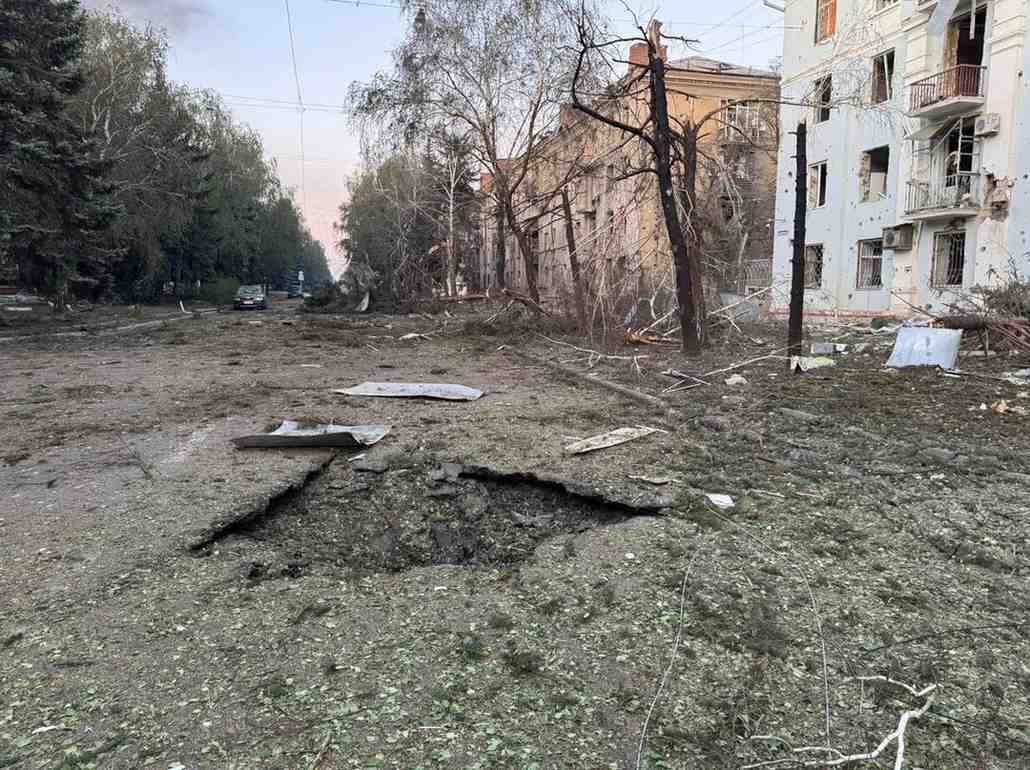 Стаття: Окупанти поцілили трьома авіабомбами по центру Краматорська: 9 людей постраждали