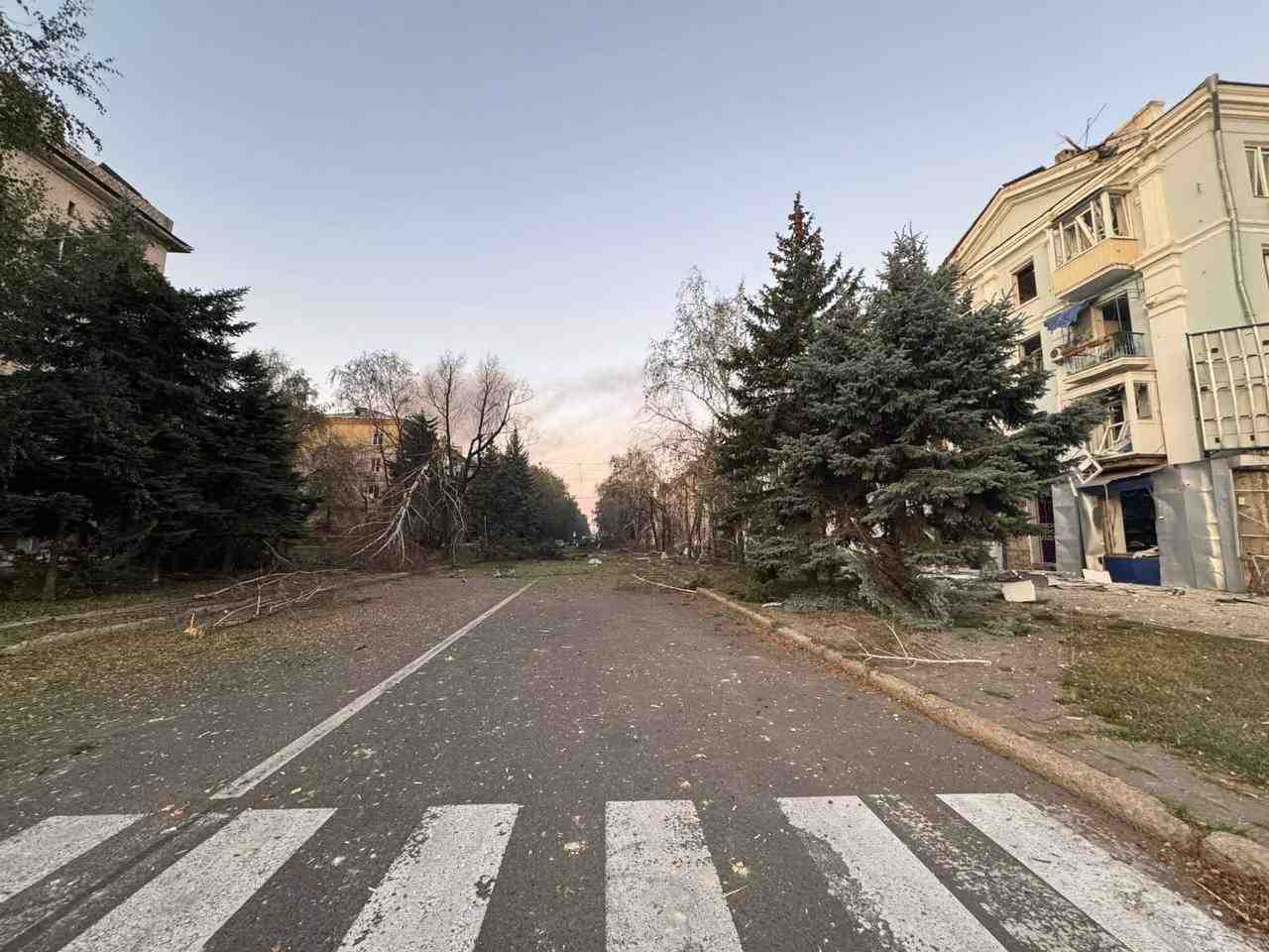 Зображення посту: Окупанти поцілили трьома авіабомбами по центру Краматорська: 9 людей постраждали