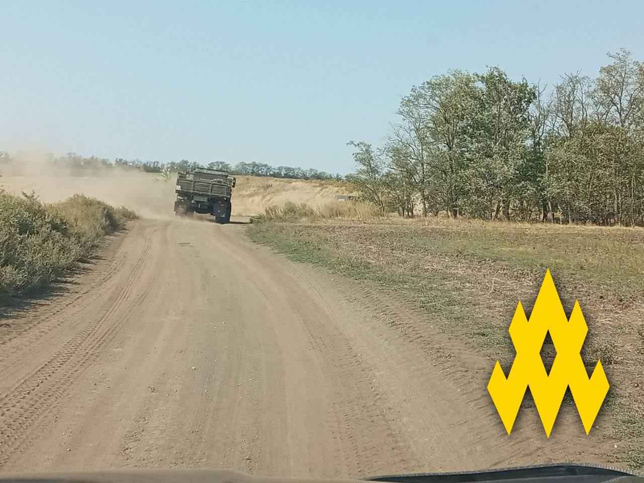 Стаття: Окупанти під Маріуполем масово вивозять боєприпаси після удару Сил оборони на Луганщині