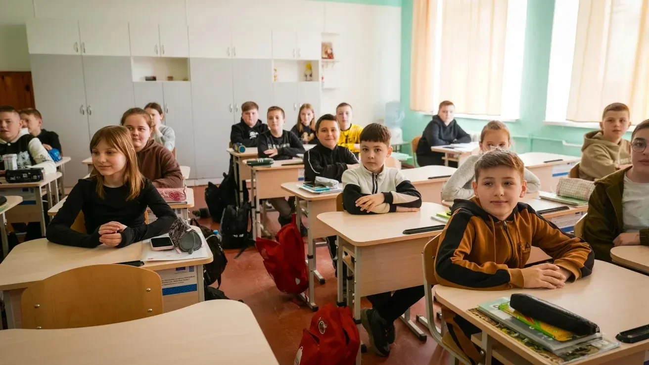 Стаття: Понад 2 мільйони школярів навчатимуться очно у 2025-2026 роках