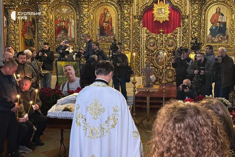 Стаття: Прощання із загиблими у Краматорську журналістами «Freedom» відбулося у Києві