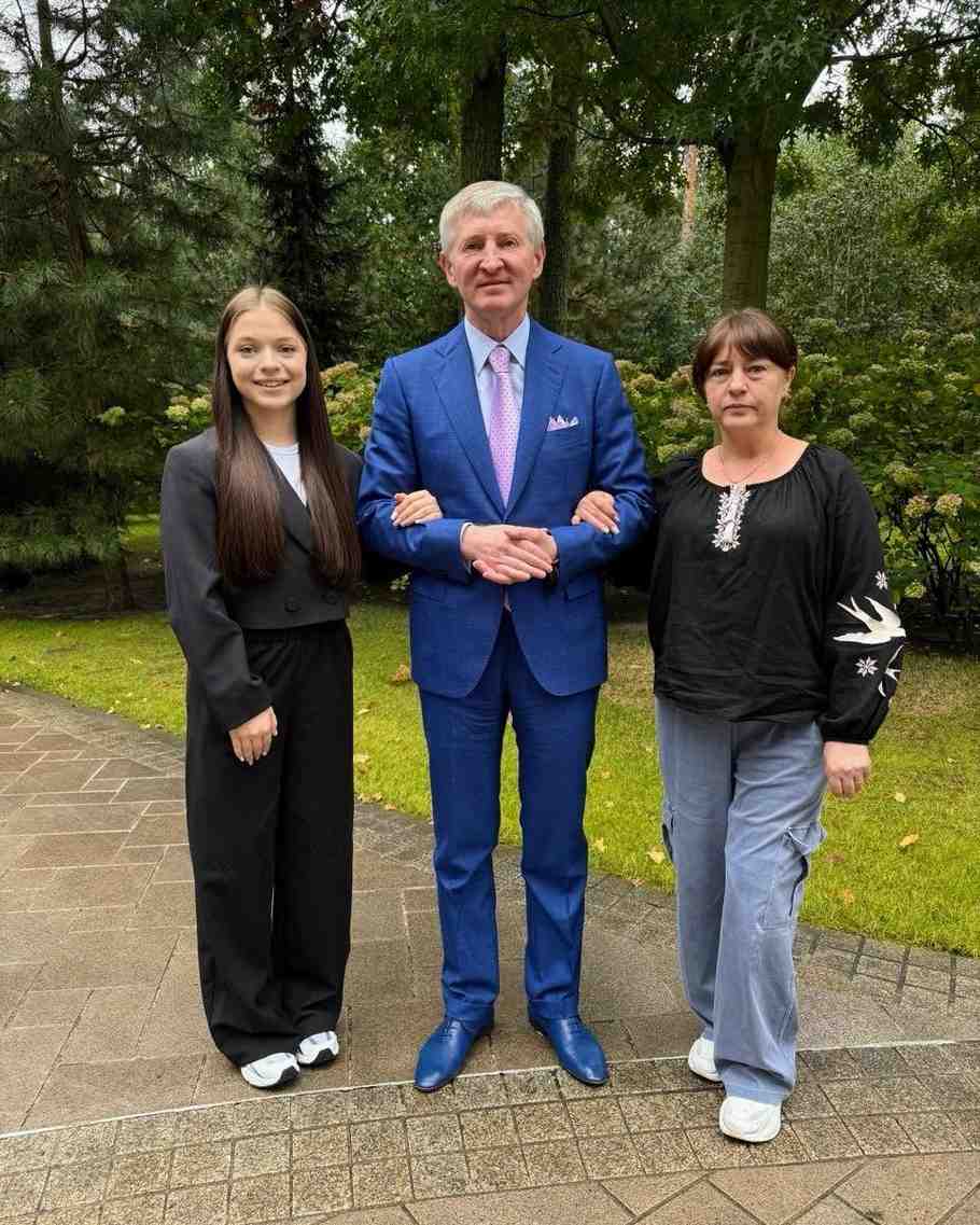 Зображення посту: Рінат Ахметов зустрівся з Яною Степаненко, яка втратила ноги після удару по Краматорську