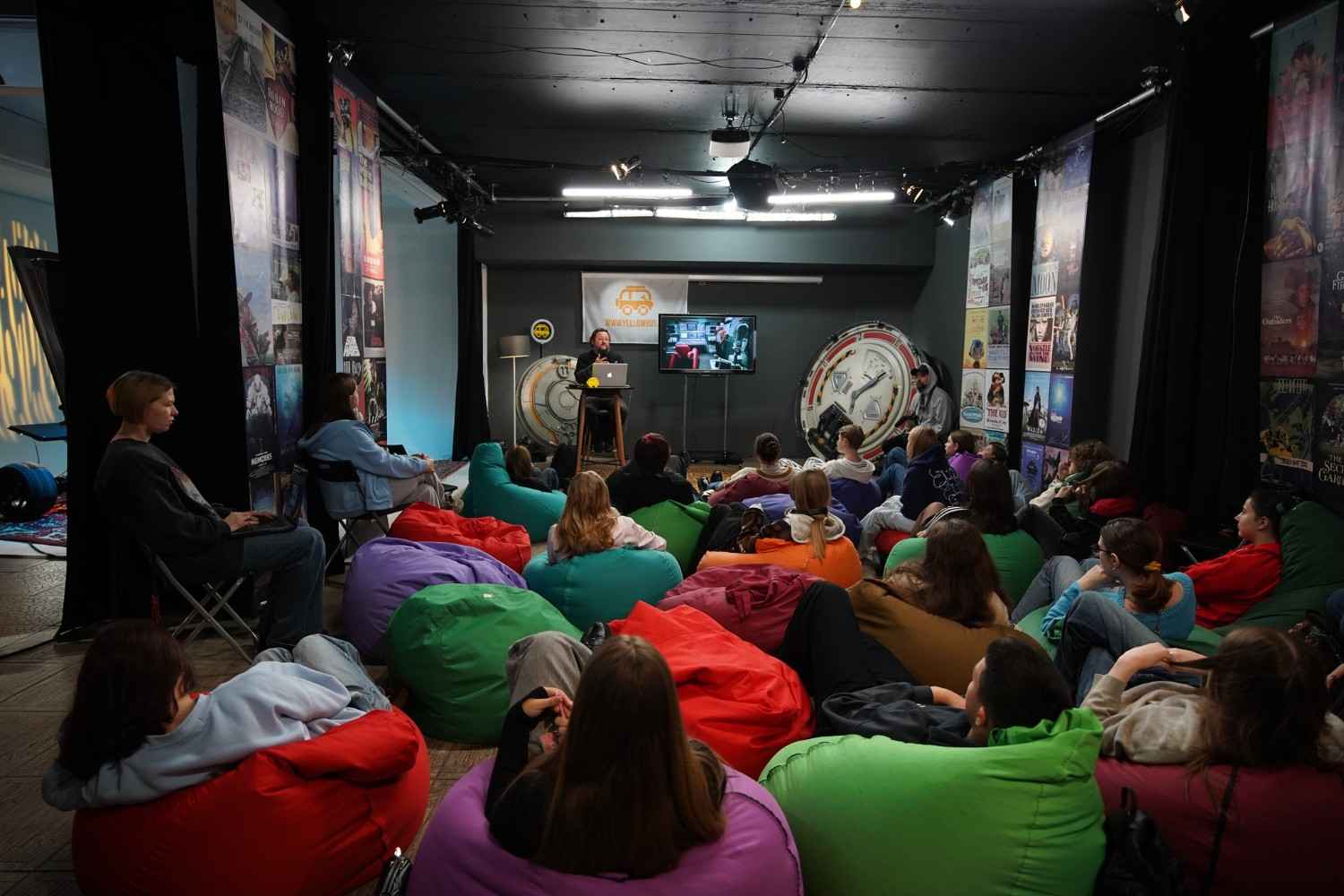 Зображення посту: «Жовтий автобус»: у Києві діти військових і переселенців створюють кіно та вчаться журналістиці