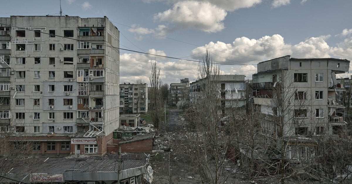 Стаття: У Покровську люди не можуть вийти з укриттів для евакуації через загрозу російських ударів