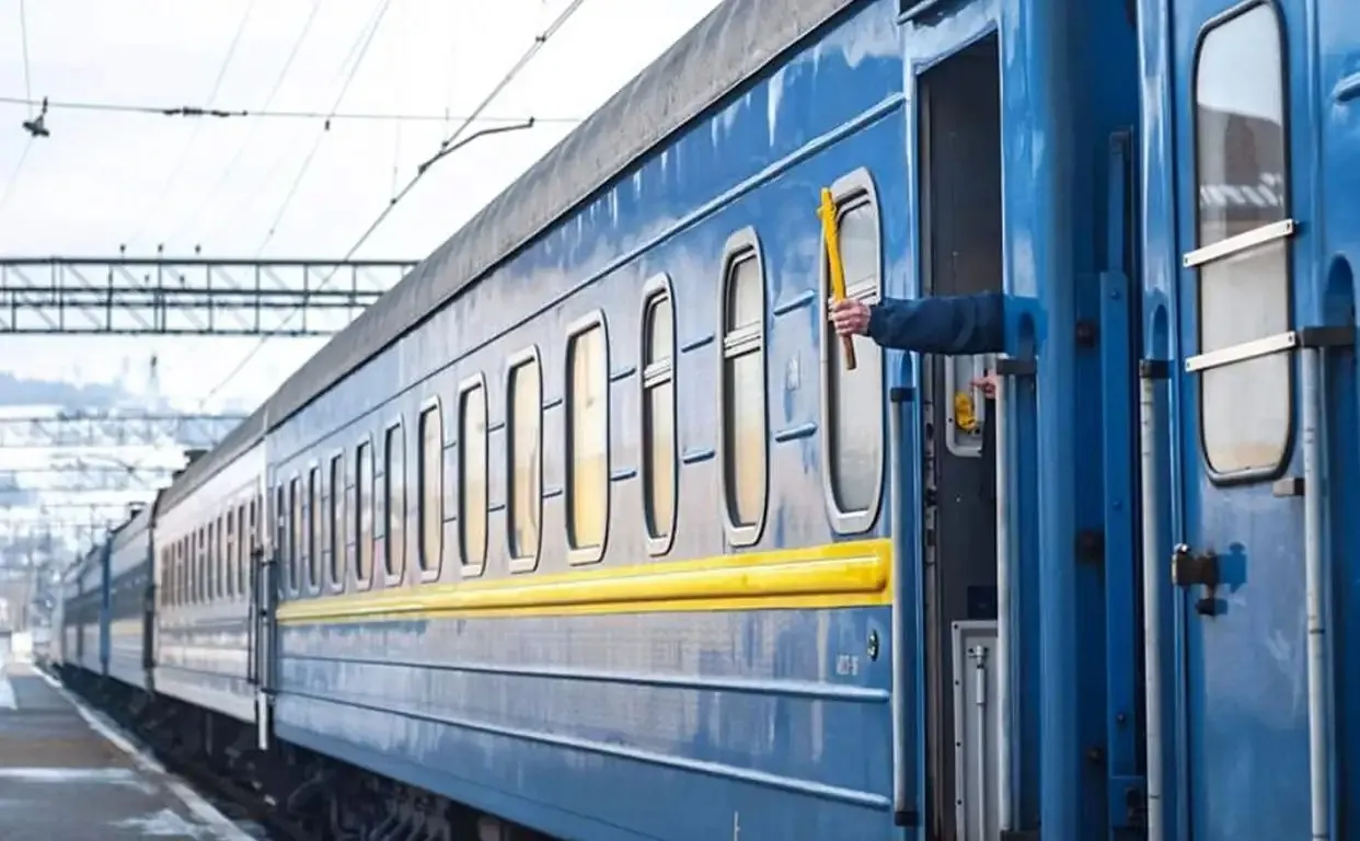 Стаття: Залізничники затримали потяг із Києва через очікування рейсу з Краматорська