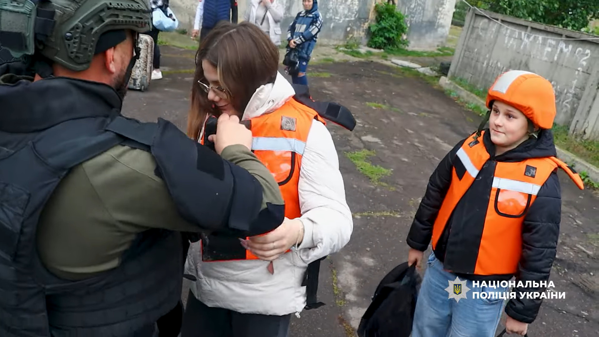 Стаття: «Білі янголи» евакуювали з прифронтової Дружківки трьох дітей з родинами