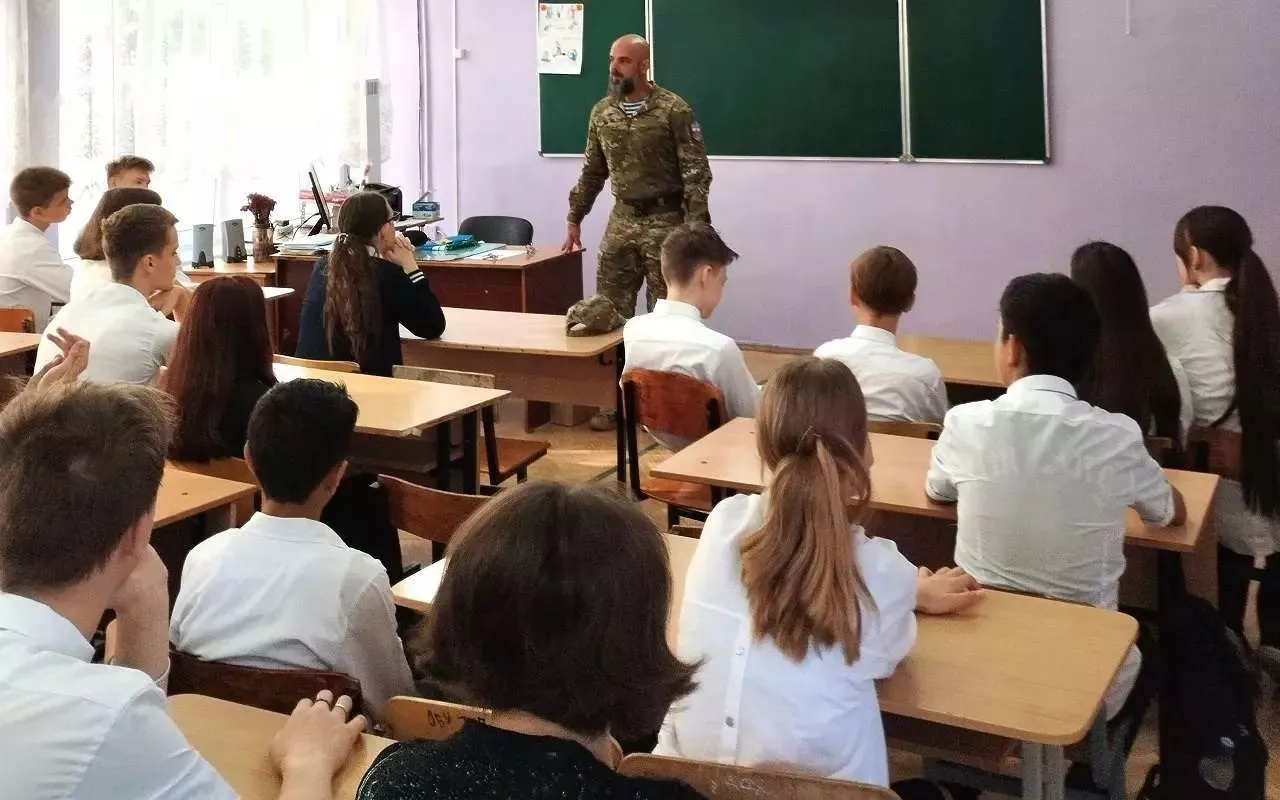 Стаття: Росіяни перевіряють телефони дітей в окупації на заборонені застосунки та VPN
