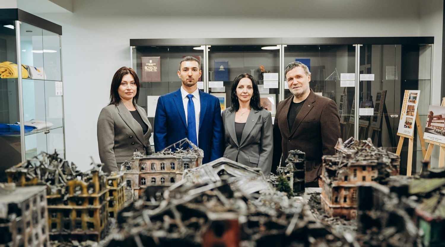 Зображення посту: Маріупольський університет отримав для музею макет зруйнованого під час блокади центру міста
