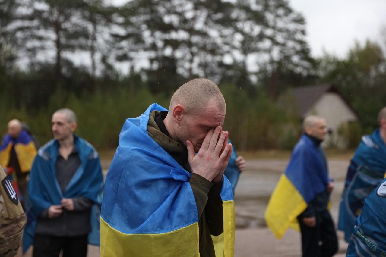 Стаття: Україна повернула з російського полону 20 цивільних та 185 військових: серед них захисники Маріуполя й «Азовсталі»