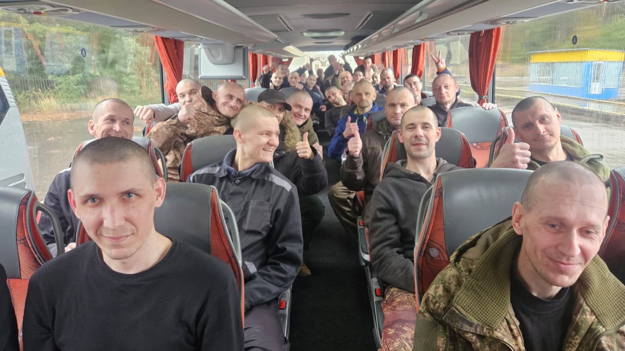 Зображення посту: Двох азовців після трьох з половиною років у полоні повернули додому під час обміну