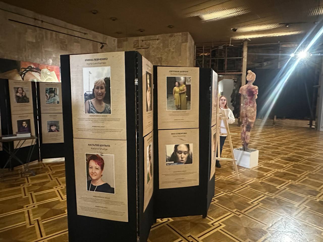 Зображення посту: На Donbas Media Forum презентували фотовиставку «Жінки в неволі» про українок, яких утримує Росія