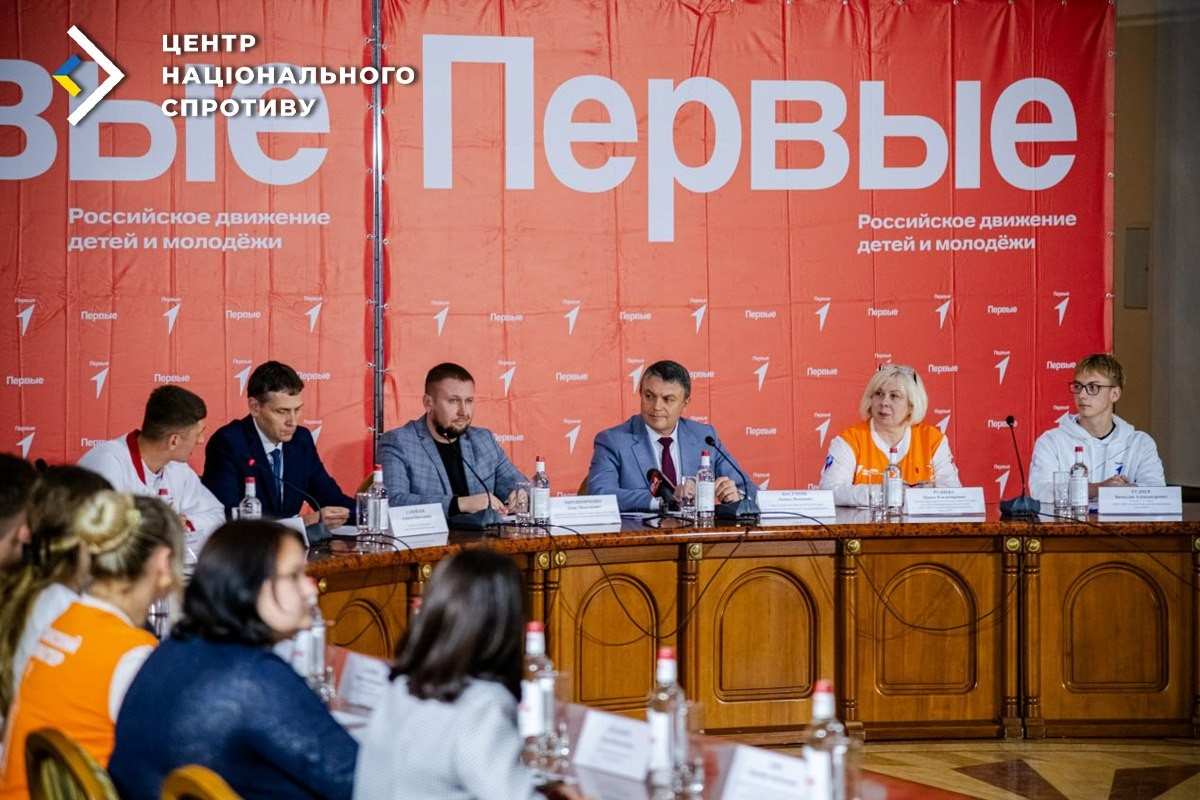 Стаття: 15 школярам на окупованій Луганщині вручили паспорти РФ під час пропагандистської акції