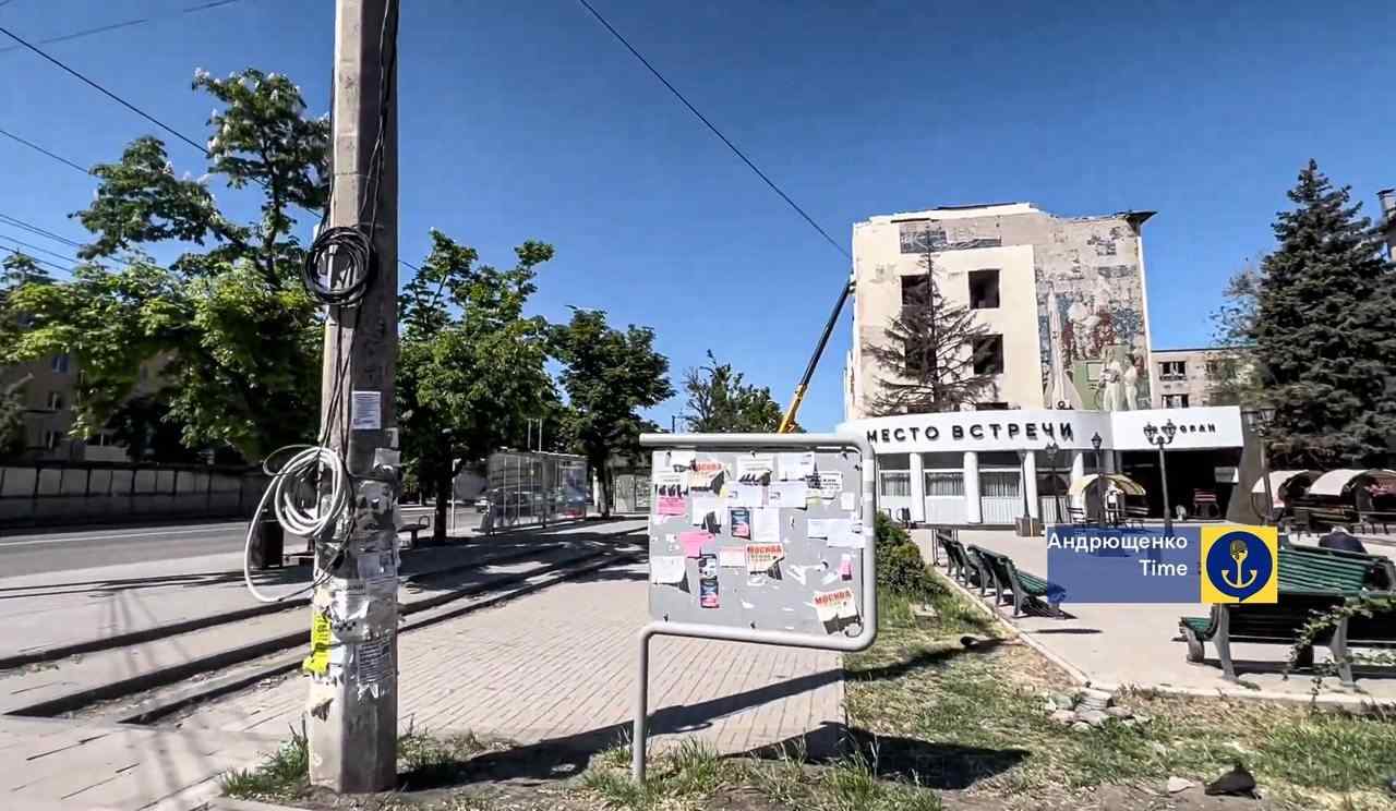 Стаття: У Маріуполі знищили частину мозаїки Віктора Арнаутова «Підкорювачі космосу»