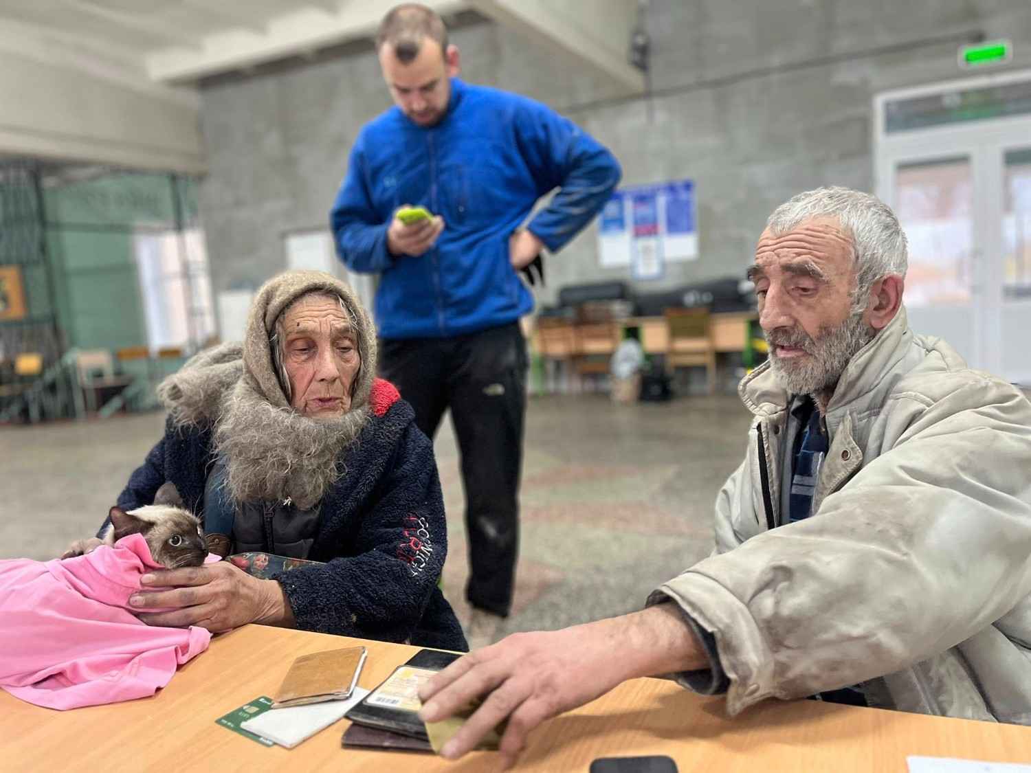 Стаття: Волонтери евакуювали двох літніх людей з 7 поверху зруйнованого будинку в Костянтинівці