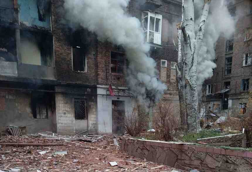 Стаття: У Костянтинівці загинула людина через обстріл РФ — пошкоджені музей і Пункт незламності