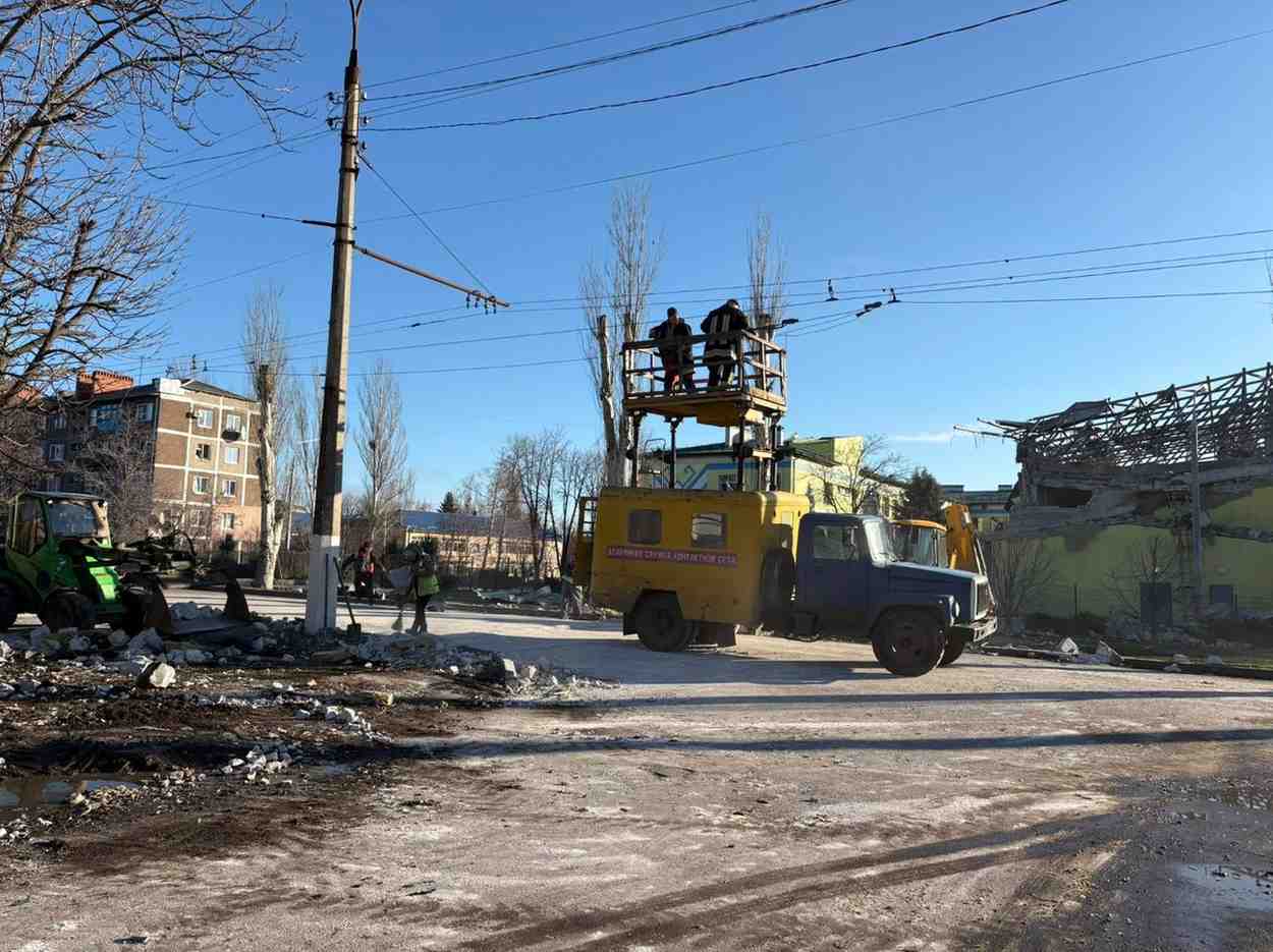 Зображення посту: Росіяни зруйнували авіаударами дві школи у Слов’янську