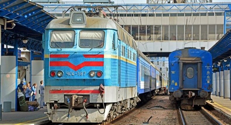 Стаття: «Укрзалізниця» продовжила обмеження руху приміських потягів на Донеччині