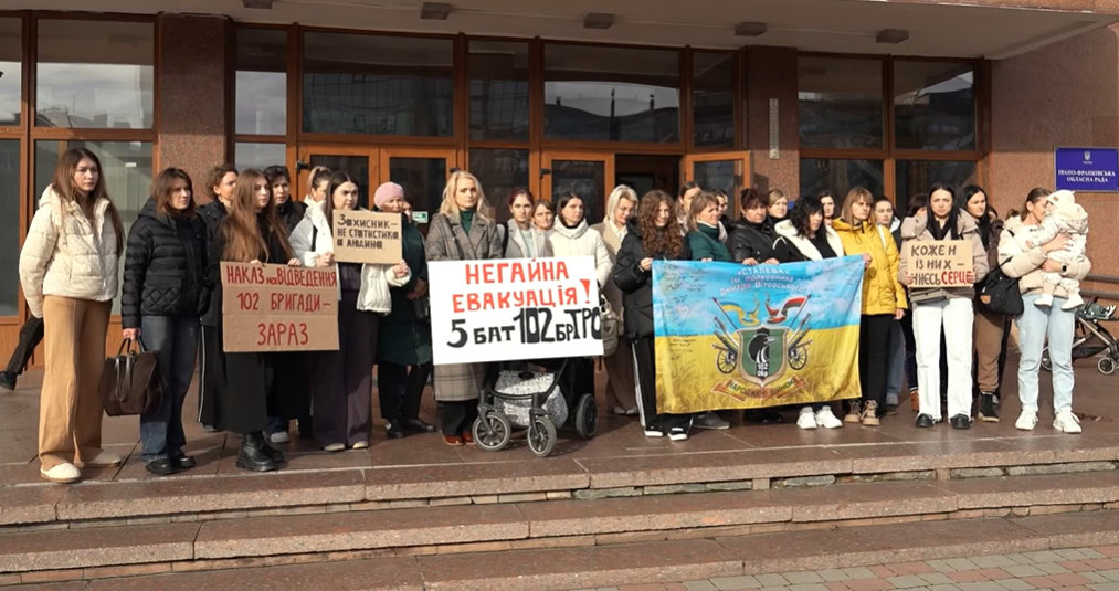 Стаття: Родини бійців 102 ОБр ТрО вийшли на пікет: просять евакуювати поранених з позицій в Запорізькій області