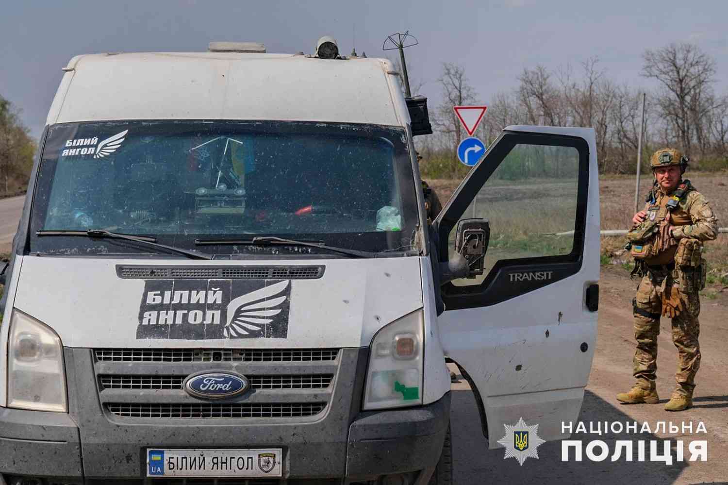 Стаття: «Білі Янголи» евакуювали з Лиману людей, які пройшли 12 кілометрів під загрозою дронових атак