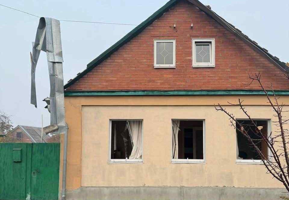 Стаття: Російські військові обстріляли Слов’янськ дронами, ракетами та КАБами — поранена людину