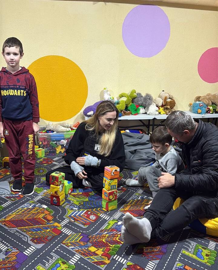 Стаття: Анджеліна Джолі приїхала до Херсона у межах благодійної програми