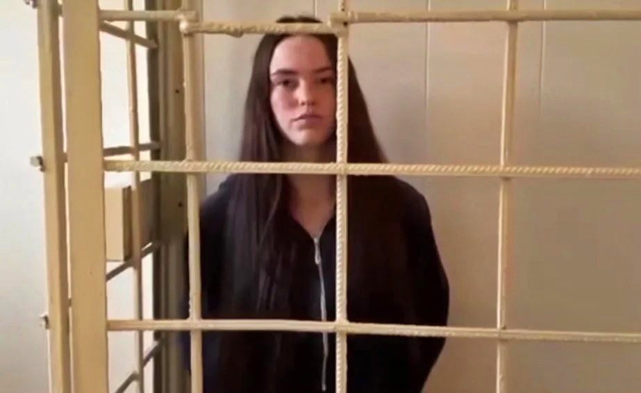 Стаття: У Донецьку полонену журналістку Суворову тримали в камері з самогубцями