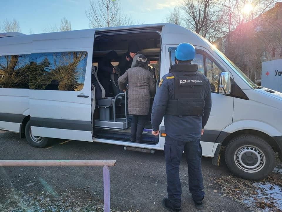 Стаття: «Давайте після свят»: на Донеччині фіксують уповільнення евакуації населення