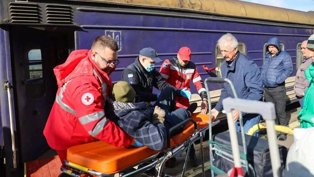 Стаття: У зонах бойових дій на Донеччині залишаються понад 34 тисячі людей