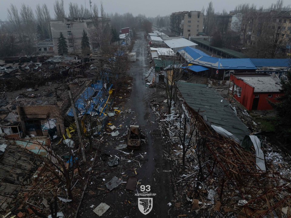 Стаття: 19-річна дівчина повернулася в Костянтинівку, аби евакуювати рідних