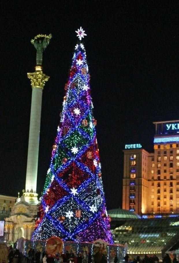 Зображення посту: Від яблук і соломи до гірлянд та прапору України: як ялинка стала частиною українського Різдва