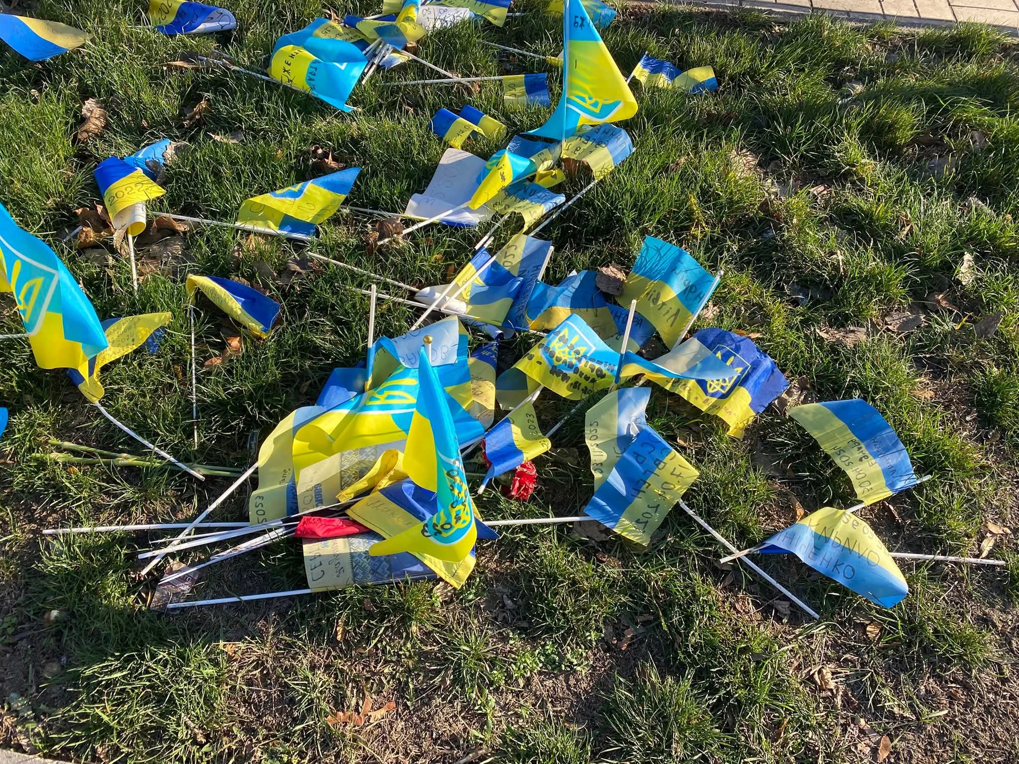 Стаття: У центрі Краматорська жінка зірвала меморіальні прапорці на честь загиблих бійців