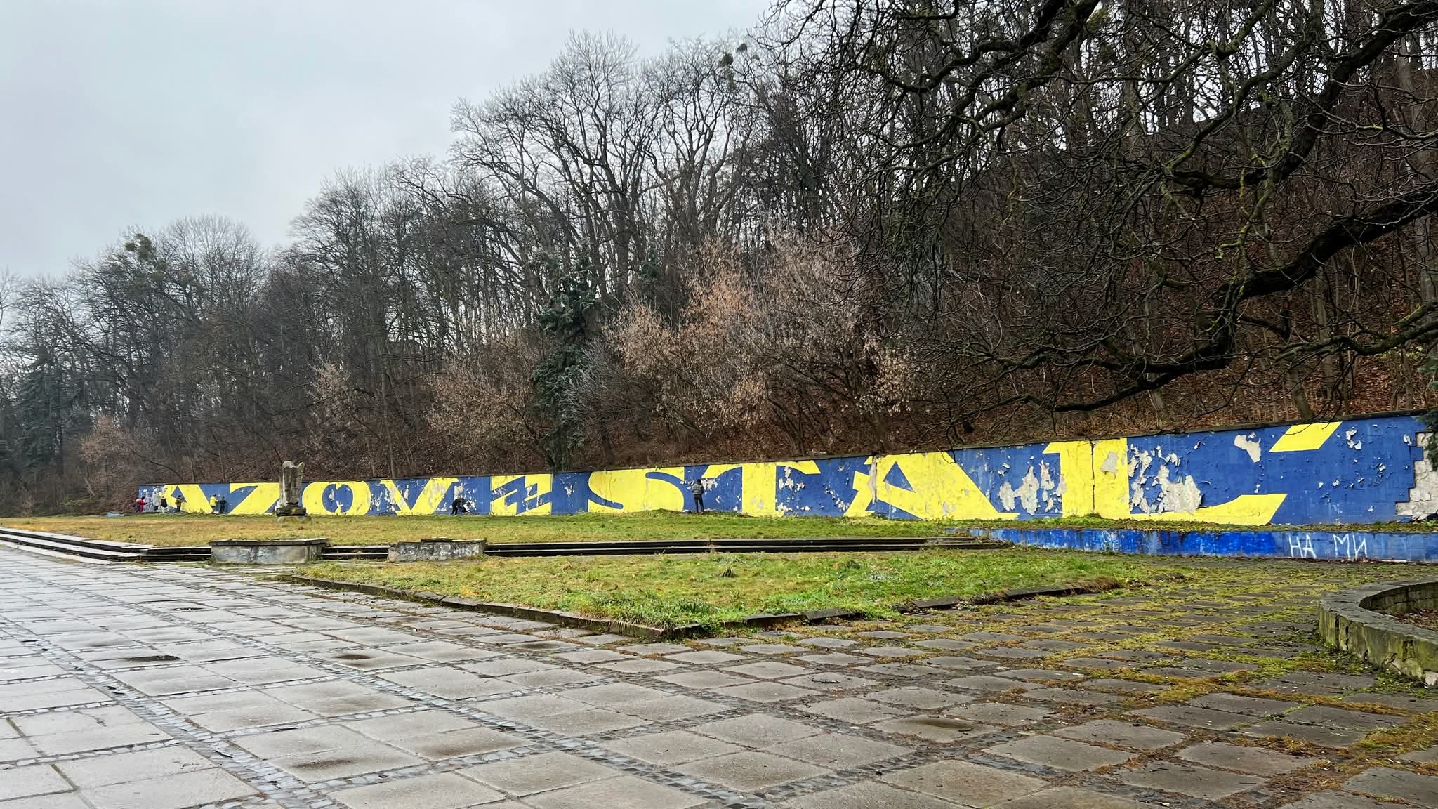 Стаття: У Львові почали відновлювати мурал про «Азовсталь»