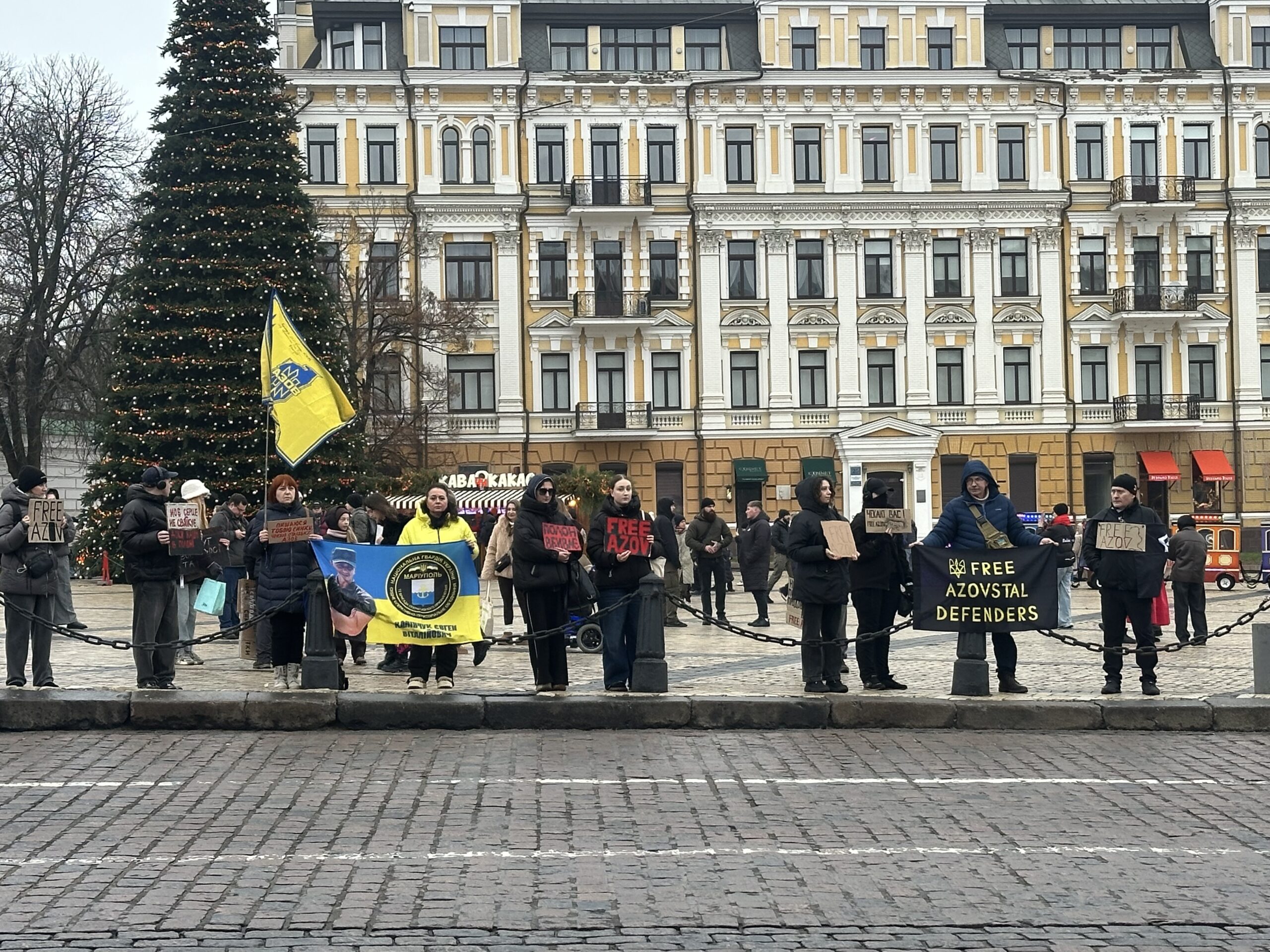Стаття: «У полоні немає свят»: у Києві пройшла акція на підтримку полонених і зниклих безвісти