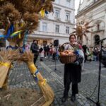 Зображення посту: Від яблук і соломи до гірлянд та прапору України: як ялинка стала частиною українського Різдва