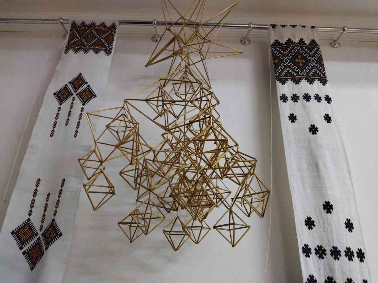 Зображення посту: Від яблук і соломи до гірлянд та прапору України: як ялинка стала частиною українського Різдва