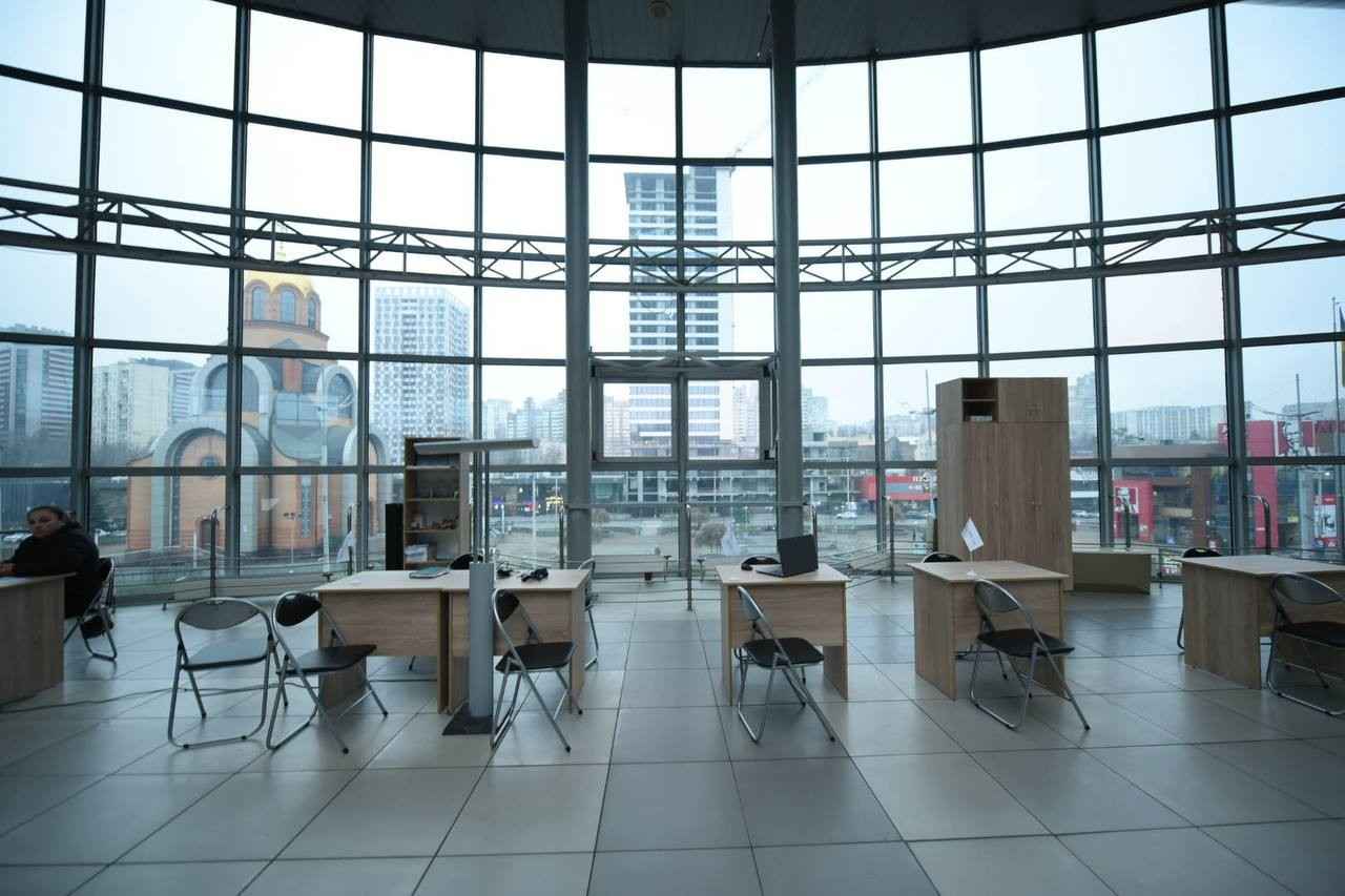 Стаття: У Києві на вокзалі «Південний» відкрили транзитний центр для переселенців