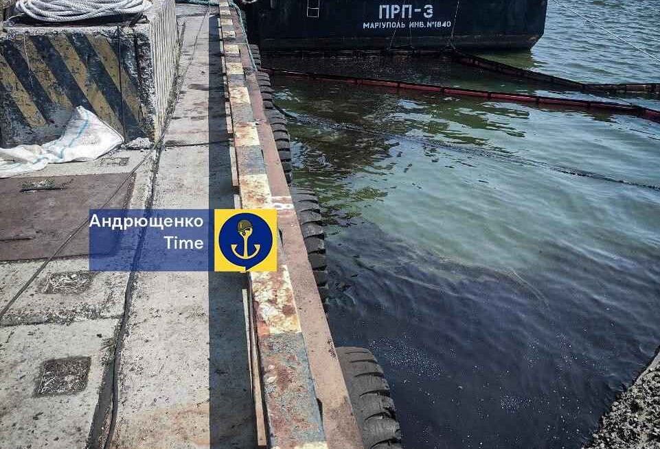 Стаття: У Маріупольському порту зафіксували нафтову пляму