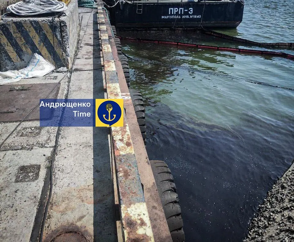 Зображення посту: У Маріупольському порту зафіксували нафтову пляму